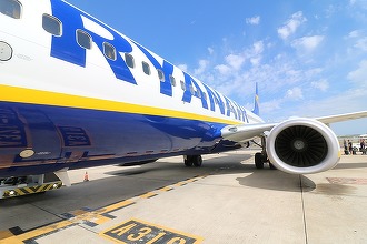 Ryanair a decis - dă bani mai mulți angajaților care prind bagaje de mână prea mari. Mesaj către călători