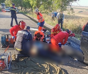 FOTO Accident între un microbuz și un autoturism, în Botoșani. Trei persoane, în stop cardio-respirator. A fost activat Planul Roșu de Intervenție