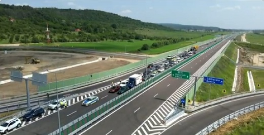 Cel mai lung tronson montan de autostradă - „cârtiță” cu steagurile Italiei și României FOTO&VIDEO