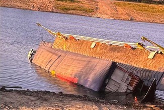 FOTO Un bac s-a scufundat în Dunăre, după ce un camion a urcat pe el