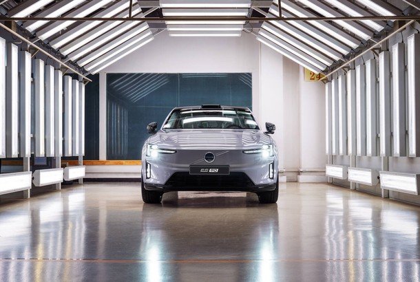 Volvo a demarat producția celui mai nou model electric într-un moment în care vânzările de mașini electrice scad puternic