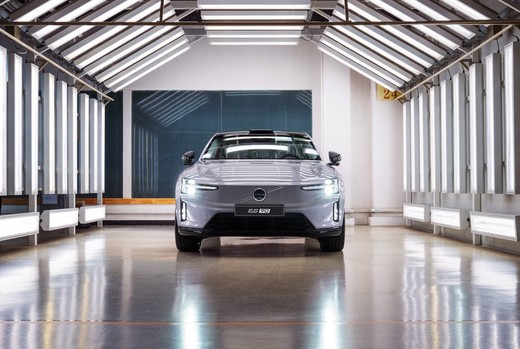 Volvo a demarat producția celui mai nou model electric într-un moment în care vânzările de mașini electrice scad puternic