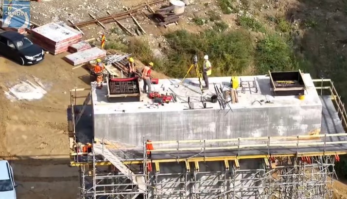 Amplă mobilizare pe secțiunea 3 a Autostrăzii Sibiu – Pitești: 900 de oameni și aproximativ 200 de utilaje VIDEO