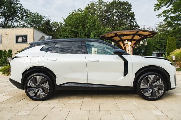 FOTO Chinezii de la Lynk & Co au lansat pe piața din România un nou model plug-in hybrid