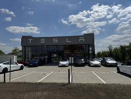 Tesla deschide oficial al treilea showroom din România