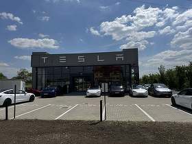 Tesla deschide oficial al treilea showroom din România