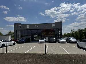 Tesla deschide oficial al treilea showroom din România