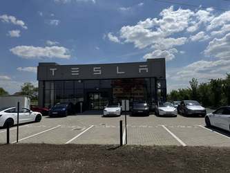 Tesla deschide oficial al treilea showroom din România