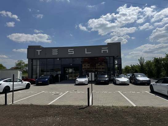 Tesla deschide oficial al treilea showroom din România