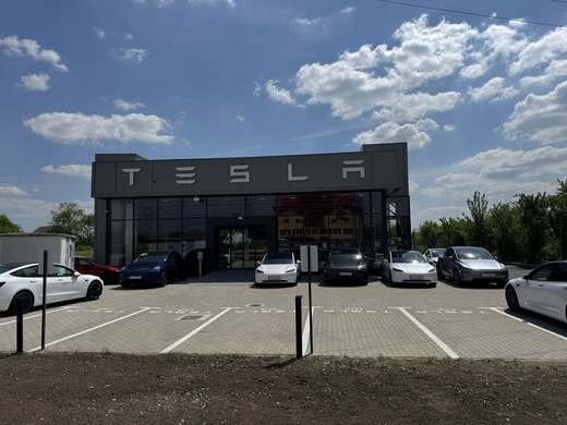 Tesla deschide oficial al treilea showroom din România