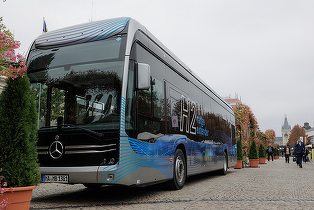 FOTO Autobuz cu propulsie pe bază de hidrogen și baterii litiu-ion, prezentat la Iași