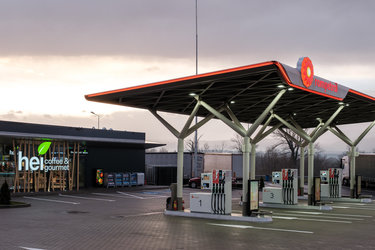 FOTO KMG Rompetrol a instalat la granița cu Ungaria 11 stații de încărcare a mașinilor electrice, care au costat 2,2 milioane euro