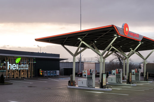 FOTO KMG Rompetrol a instalat la granița cu Ungaria 11 stații de încărcare a mașinilor electrice, care au costat 2,2 milioane euro