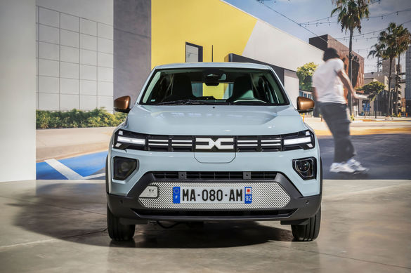 VIDEO& FOTO Dacia Spring se relansează spectaculos cu un motor de 100 CP și baterie LFP