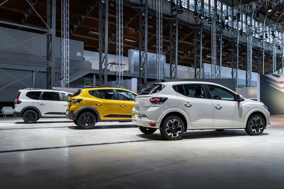 ULTIMA ORĂ VIDEO&FOTO Noile Dacia Sandero, Logan și Jogger, lansate cu un nou design și motoare hybrid