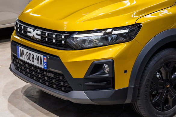 ULTIMA ORĂ VIDEO&FOTO Noile Dacia Sandero, Logan și Jogger, lansate cu un nou design și motoare hybrid