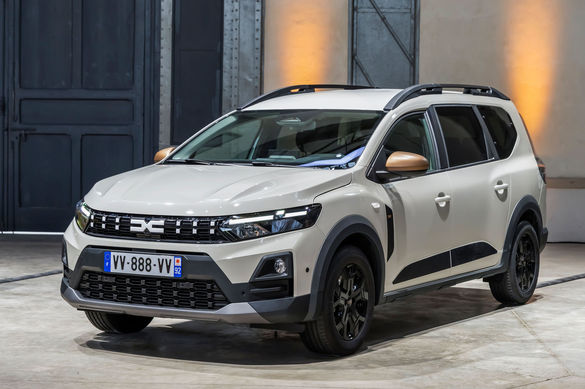 ULTIMA ORĂ VIDEO&FOTO Noile Dacia Sandero, Logan și Jogger, lansate cu un nou design și motoare hybrid