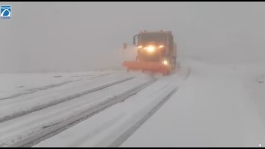 Circulația pe Transfăgărășan, închisă. Stratul de zăpadă are 30 de centimetri