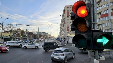 Viraje la stânga și dreapta pe bulevardele Capitalei, pe model american