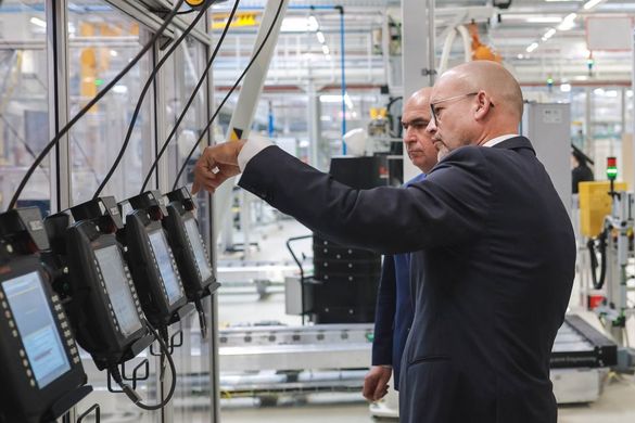 VIDEO&FOTO Mercedes a pornit producția în România a sistemelor de propulsie pentru cel mai avansat SUV electric, cu ajutor de stat