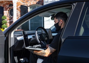 FOTO Tesla lansează manuale de service la liber. „Dăm oamenilor posibilitatea să-și repare singuri lucrurile!”