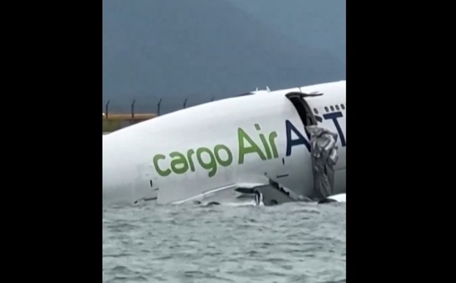 VIDEO Un avion a derapat la aterizare în Hong Kong, a lovit un vehicul, și a căzut în mare. Doi angajați ai aeroportului au murit
