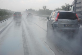 DECIZIE Schimbări majore pentru șoferi - Valabilitatea permisului extinsă, 2 ani păsurire pentru începători la amenzi, șoferul sancționat în țara de origine