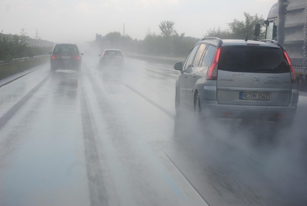 DECIZIE Schimbări majore pentru șoferi - Valabilitatea permisului extinsă, 2 ani păsurire pentru începători la amenzi, șoferul sancționat în țara de origine