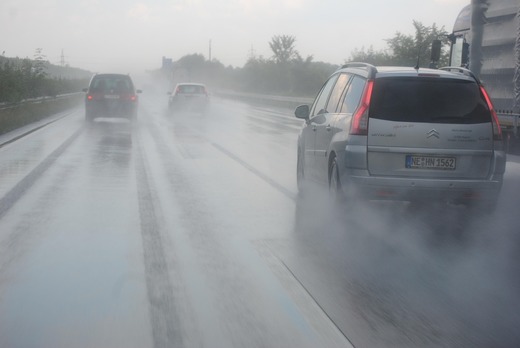 DECIZIE Schimbări majore pentru șoferi - Valabilitatea permisului extinsă, 2 ani păsuire pentru începători la amenzi, șoferul sancționat în țara de origine
