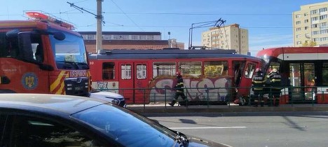 Un tramvai a pornit singur din depou și a lovit o garnitură cu pasageri, în Arad FOTO