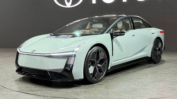 FOTO Toyota a făcut un tur de forță. Viitoarea Toyota Corolla va fi electrică, hibridă și cu benzină