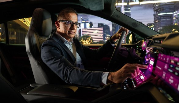 Porsche a lansat primul Cayenne electric, dar îl păstrează și pe cel pe benzină FOTO