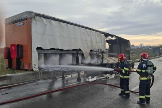 FOTO Trafic oprit pe Autostrada Soarelui, sensul spre Capitală, din cauza unui incendiu