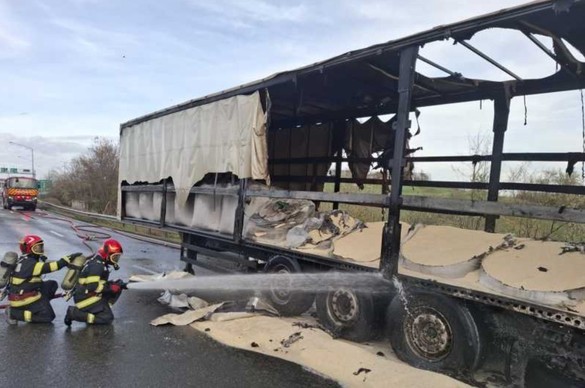 FOTO Trafic oprit pe Autostrada Soarelui, sensul spre Capitală, din cauza unui incendiu