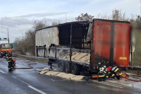 FOTO Trafic oprit pe Autostrada Soarelui, sensul spre Capitală, din cauza unui incendiu