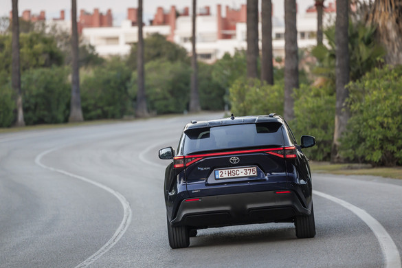 FOTO Toyota își actualizează radical primul său model electric cu baterii de la Panasonic în loc de LG și motoare mai puternice