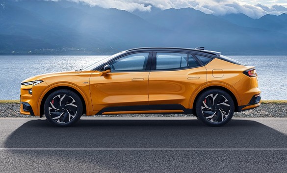 FOTO Ford Mondeo trăiește și a învățat lecția de la chinezi: display de 27 de inchi și 4K, sisteme de asistență și prețuri mici