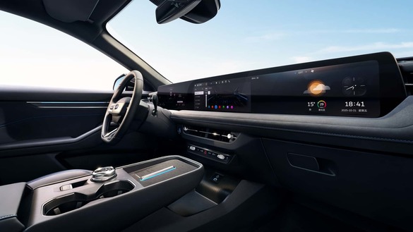 FOTO Ford Mondeo trăiește și a învățat lecția de la chinezi: display de 27 de inchi și 4K, sisteme de asistență și prețuri mici