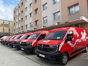 FOTO Poșta Română semnează cu Renault. Francezii au câștigat licitația de 4 milioane de euro pentru 80 de mașini