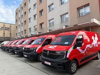 FOTO Poșta Română semnează cu Renault. Francezii au câștigat licitația de 4 milioane de euro pentru 80 de mașini