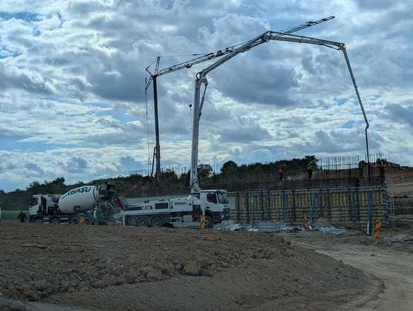 Bolojan s-a dus la Erbașu, pe tronsonul abandonat de Bechtel. Peste 500 muncitori chemați VIDEO&FOTO 