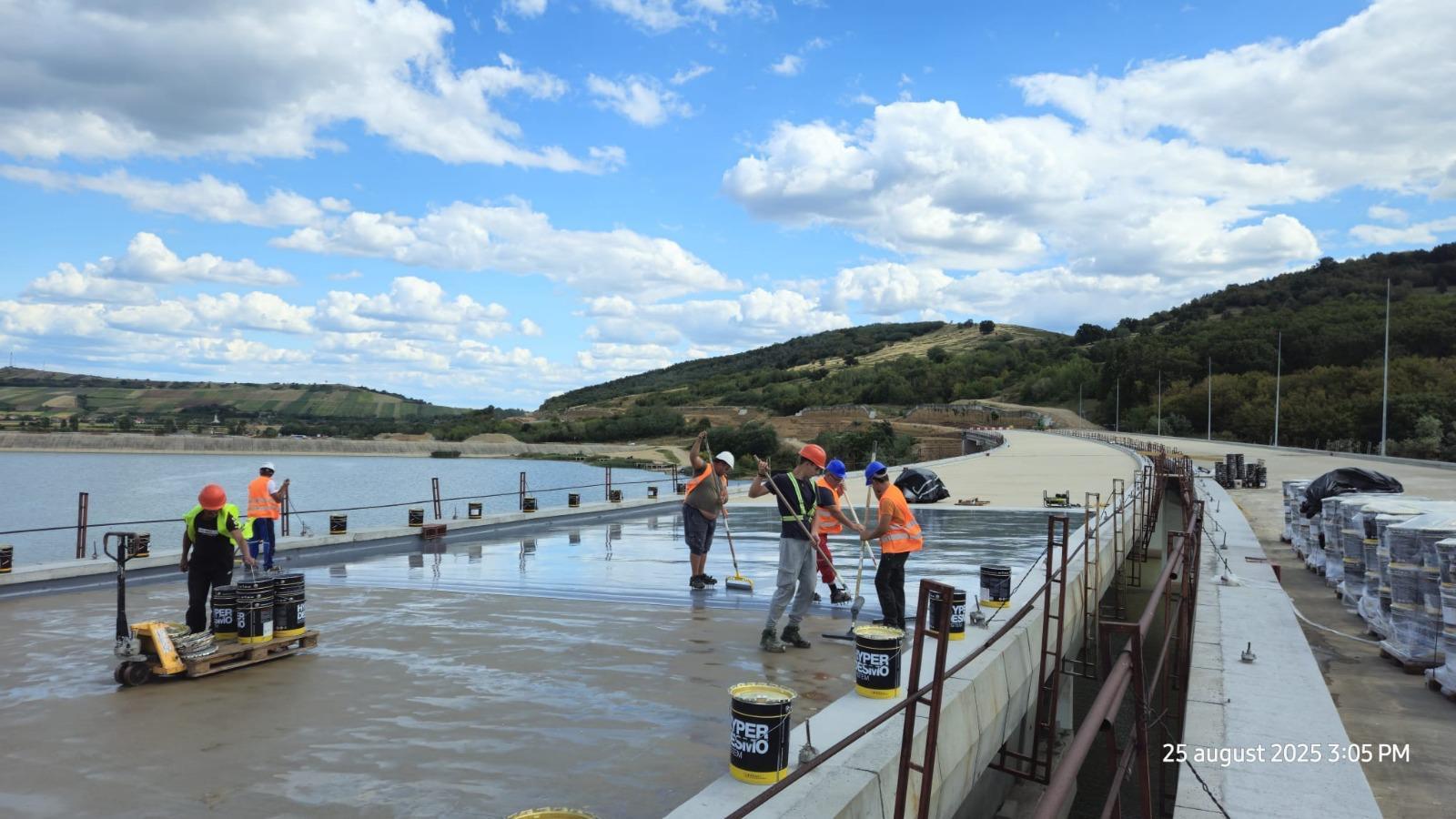 Bolojan s-a dus la Erbașu, pe tronsonul abandonat de Bechtel. Peste 500 muncitori chemați VIDEO&amp;FOTO