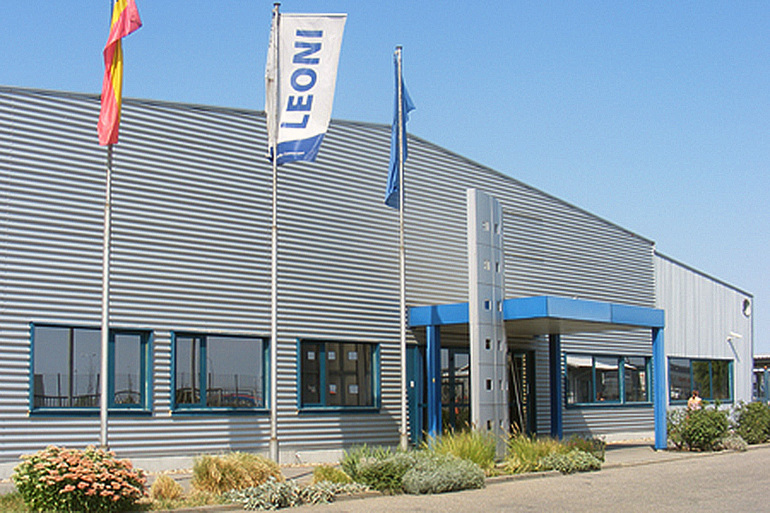 Fabrica Leoni din Arad cu angajați în zona de producție, afectată de concedieri industria auto și restructurare Leoni în 2026. | sursa foto: Profit