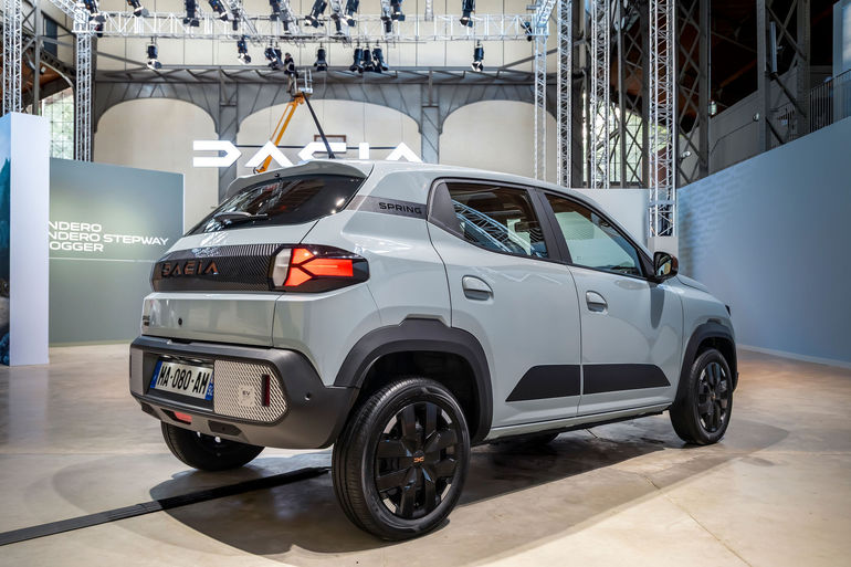 Dacia Spring albă parcată lângă modele Hyundai și Leapmotor T03, ilustrând concurența pe piața automobilelor electrice și vânzările Dacia în Europa. | sursa foto: Profit
