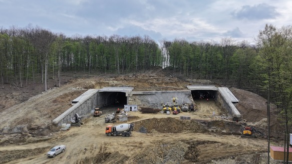 Șantier fără vacanță, cu metodă austriacă, la „Tunelurile pentru urși” FOTO&VIDEO