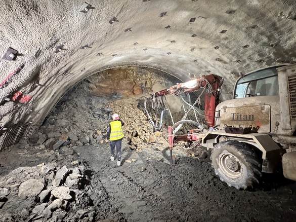 Șantier fără vacanță, cu metodă austriacă, la „Tunelurile pentru urși” FOTO&VIDEO