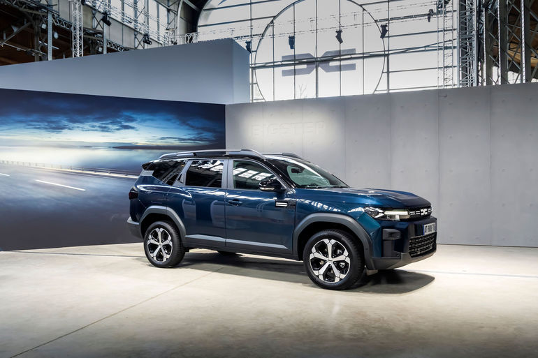 Dacia Franța cu modelele Duster, Jogger și Bigster expuse într-un showroom, ilustrând scăderea vânzărilor modele Dacia în Franța. | sursa foto: Profit