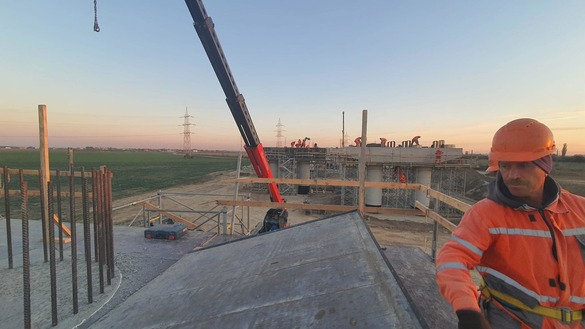 Imagini cu muncitorii lui Umbrărescu, la lucru pe Lacul Cernica VIDEO 