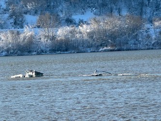Barjă scufundată în Dunăre, lângă Zimnicea. Era încărcată cu peste 1.100 de tone de îngrășăminte chimice 