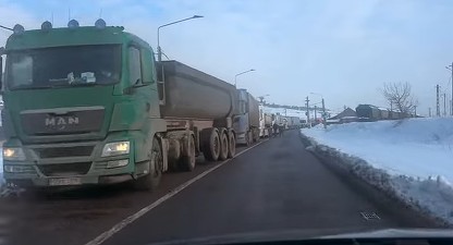 Coadă de camioane la salină, pentru sare de deszăpezire VIDEO